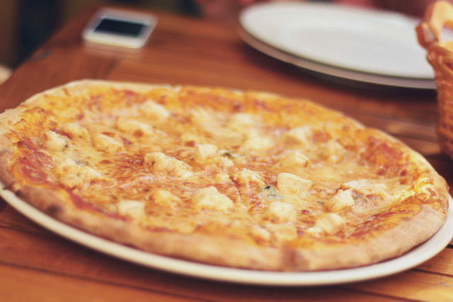 https://pikalas.com/wp-content/themes/gloriafood-restaurant/assets/starter/food-delivery.jpg